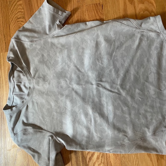 Lululemon tshirt sz. Medium (no size tag) - Picture 1 of 3